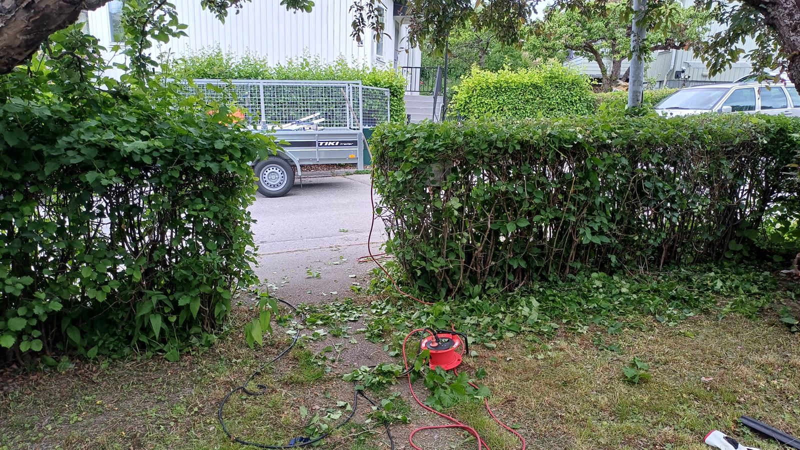 Häckklippning med släpet på plats – Trygga Mästare trädgårdsarbete Stockholm